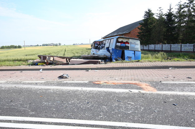 Według wstępnych ustaleń, do wypadku doszło, gdy ciężarówka najechała na tył wjeżdżającego na przystanek autobusu