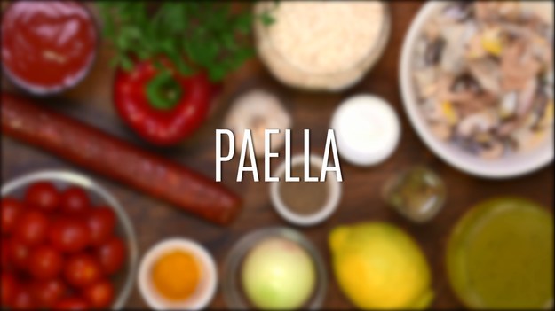 Paella to jedno z najpopularniejszych dań kuchni hiszpańskiej, którą dziś zna już cały świat! Przyrządzana na dużej patelni, spożywana zwykle prosto z niej - to głównie smażony ryż z dodatkami. Warto pamiętać, by wybierać ryż średnioziarnisty, trzeba też uważać, by nie był zbyt rozgotowany. U nas klasyczna wersja paelli - z krewetkami i innymi owocami morza, a także odrobiną chorizo i pomidorami.