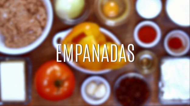 Empanada to jedna z najpopularniejszych przekąsek Ameryki Południowej - w samej Argentynie jest ponoć kilkanaście rodzajów empanady! Empanada to sporych rozmiarów pierożek, który nadziano farszem warzywnym lub serowym. Zwykle smażone na oleju, świetnie smakują również wypiekane na blasze. Przygotowaliśmy dla was prosty poradnik, jak zrobić klasyczne empanady: to naprawdę dziecinnie proste!