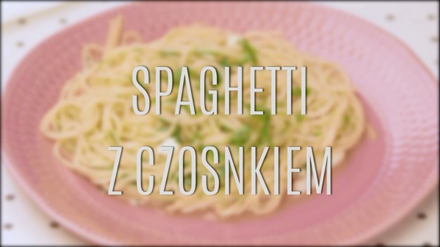 Spaghetti to jedno z najprostszych dań, które idealnie sprawdzają się w chwili, gdy nie mamy zbyt wiele czasu na przygotowywanie wykwintnych dań na obiad. Mamy dla was propozycję na aromatyczne, pachnące spaghetti z czosnkiem! To danie, które przyrządzicie w kilka minut, a poradzi sobie z nim naprawdę każdy!