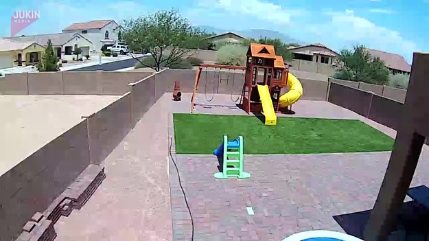 Rodzina oglądała wspólnie telewizję, gdy zauważyli, że trampolina zaczyna podskakiwać z powodu wiatru. Kiedy chcieli wyjść ją zabezpieczyć, ta po prostu odleciała. 