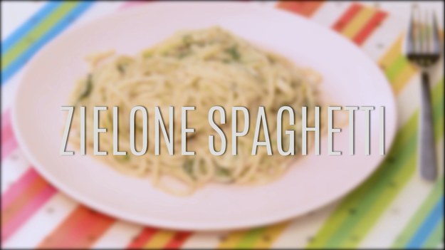 Przepis na zielone spaghetti to sposób na znakomity obiad, który będzie lekki, ale sycący. Dodatkowo dostarczy nie tylko niesamowitych wrażeń smakowych, ale też będzie zdrowe - wszystko za sprawą składników. Wystarczy odrobina makaronu spaghetti, natka pietruszki, trochę aromatycznego sera pleśniowego i w końcu troszkę czosnku i oliwy - to przepis na danie, do którego wrócicie jeszcze nie raz!
