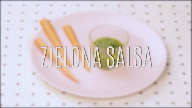 Salsa to znakomity, klasyczny sos kuchni meksykańskiej, który znany jest na całym świecie przede wszystkim w wersji pomidorowej. Znakomicie smakuje jako dodatek nie tylko do chipsów, ale też do cienko krojonych warzyw - w ten sposób zdrowe, ale surowe warzywka, które nie każdy lubi, zyskują znakomity smak, który posmakuje każdemu. Poznajcie nasz przepis na zieloną salsę - to prosty sposób na pyszny, delikatny sos!