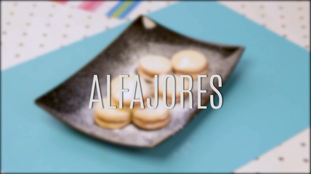 Ciasteczka alfajores to kruche, delikatne ciasteczka przełożone kajmakiem, zwykle też lukrowane, które szczególną popularnością cieszą się w środkowej Ameryce i Hiszpanii. Istnieje kilkanaście wersji przepisów na alfajores, ale wszystkie łączy charakterystyczny kształt i składniki - mąka, miód, niekiedy też migdały i cynamon. To znakomity sposób na odmianę w domowych wypiekach - posmakują każdemu, a zrobić można je dosłownie w parę chwil! Poznajcie nasz przepis na alfajores!