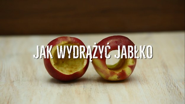 Jabłka - wyborne owoce, z których Polska słynie na całym świecie. Idealnie smakują surowe, świetnie sprawdzają się jako nadzienie pierogów, ciast, znakomite również w deserach i lodach. Drążenie jabłek nie musi być jednak trudne. Zobaczcie nasze proste sposoby, jak bez problemu wydrążyć jabłka!