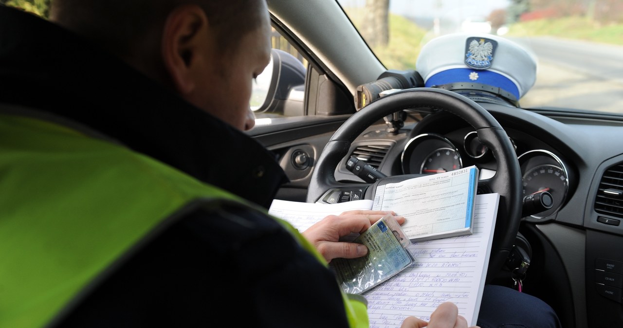 Policjant obniżył ci mandat Może wylecieć z pracy Motoryzacja w