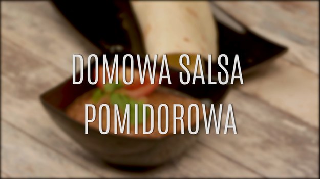 Przepis na salsę pomidorową to doskonały sposób na przyrządzenie gęstego, niekiedy przepełnionego drobnymi grudkami sosu, który doskonale sprawdza się jako dodatek do pieczywa czy przekąsek. Bogactwo smaku i aromatu to wyróżnik prawdziwej pomidorowej salsy, którą dzięki kuchni meksykańskiej zachwycił się cały świat. Doskonale smakuje nie tylko z daniami kuchni meksykańskiej!