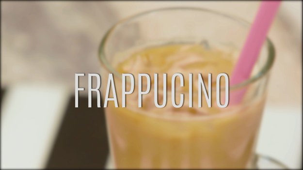 Frappucino to wyborny napój, stworzony na bazie kawy. Idealne połączenie klasycznego cappuccino i mrożonej kawy daje napój, który nie tylko świetnie nawadnia organizm, dostarcza kawowego zastrzyku energii, ale też jest doskonałym sposobem na chłodzenie się podczas letnich upałów! Frappucino można przygotować również samodzielnie w domu - to naprawdę proste!