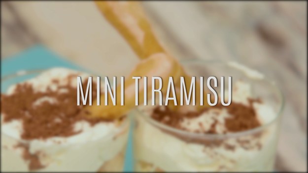 Tiramisu to jeden z najpyszniejszych deserów świata - każdy zna ten specjał kuchni włoskiej. Delikatny krem na bazie świeżych jajek, mocno kakaowy posmak i w końcu moczone biszkopty - to prosty, ale efektownie wyglądający deser, który smakuje każdemu! Tym razem mamy dla was przepis na ekspresowe mini tiramisu - przyrządzane bezpośrednio w szklankach.
