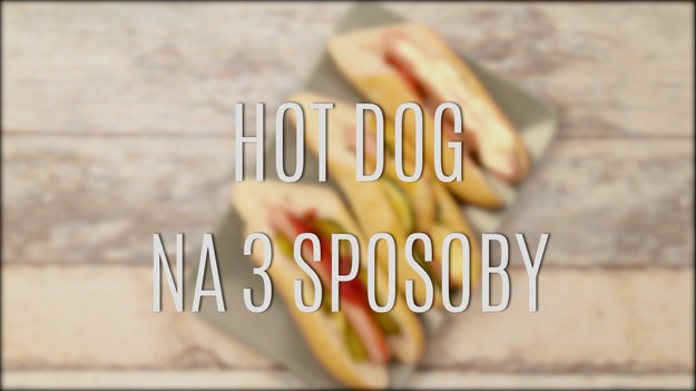 Hot dogi to klasyka wśród przepisów na szybkie, ale sycące dania. Miękka bułka z parówką w sosie i dodatkami - elastyczność formy sprawa, że każdy z nas może użyć do przygotowania dodatki, które lubi najbardziej! Domowe hot dogi będą nie tylko pyszne, ale i o wiele zdrowsze - w końcu będziemy mieć pewność, że kiełbaski są dobrej jakości. Oto nasze trzy sposoby na domowe hot dogi - zachwycą nie tylko najmłodszych!