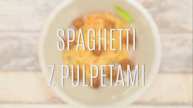 Spaghetti to jedno z najprostszych dań, których przygotowanie zajmuje dosłownie parę chwil! Charakterystyczny kształt makaronu sprawia, że danie niemal zawsze wygląda apetycznie. Oprócz tradycyjnych przepisów na dania ze spaghetti - jak to z sosem bolońskim czy neapolitańskim - można właściwie dowolnie eksperymentować z dodatkami. U nas bardzo prosty i szybki przepis na spaghetti z pulpetami - to danie, które na długo pozostawi uczucie nasycenia!