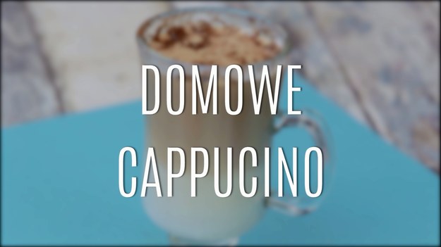Cappuccino to jedna z najpopularniejszych kaw świata, której wypija się każdego dnia tysiące litrów! Lekka, z charakterystyczną pianką i kakaową posypką, doskonale smakuje i dostarcza solidnej dawki energii, a przy tym nie ma intensywnego, specyficznego smaku zwykłego espresso. Jak zrobić cappuccino w domu? Zobaczcie!