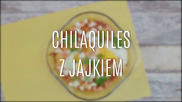Chilaquiles z jajkiem to prosty przepis na nietypową, wyborną zapiekankę, którą przyrządza się dosłownie w parę chwil! Podstawą chilaquiles są chipsy tortilla o charakterystycznym, trójkątnym kształcie, do których dodaje się odrobinę aromatycznych przypraw i trochę pomidorów. Do całości koniecznie dodajcie trochę świeżych liści kolendry i sera queso fresco, który nada zapiekance przepysznego aromatu! Poznajcie nasz przepis!