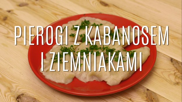 Pierogi to klasyka kuchni nie tylko polskiej. Doskonale smakują właściwie z każdym rodzajem farszu - i z owocami, i w wytrawnych wersjach. Tym razem mamy dla was przepyszną propozycję na pierogi, jaką znają jedynie nieliczni! Oto przepis na pierogi z farszem z kabanosów i ziemniaków - będą sycące, doskonałe w smaku, ale nie będą ciężkie! Zobaczcie, jak łatwo je zrobić!