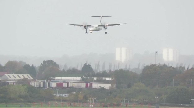 Na filmie nakręcanym w sobotę (21 października) widać przerażające lądowanie samolotu. Wydaje się, jakby piloci zdawali się tracić kontrolę nad maszyną, która przechyla się z boku na bok podczas zbliżania się do pasa startowego.