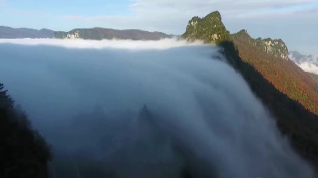 Oszałamiający widok w górach w chińskiej prowincji Hubei. Wydaje się, jakbyśmy mieli przed sobą wodospad, a to.... chmury "spływające" z góry. Oszałamiające!