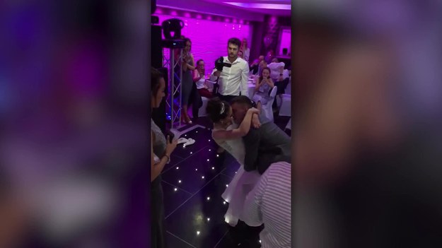 Niepełnosprawna panna młoda, jeżdżąca na wózku i jej pełnosprawny mąż nie zrezygnowali z pierwszego weselnego tańca. To, jak zatańczyli, wywołało niesamowite emocje wśród zaproszonych gości. 