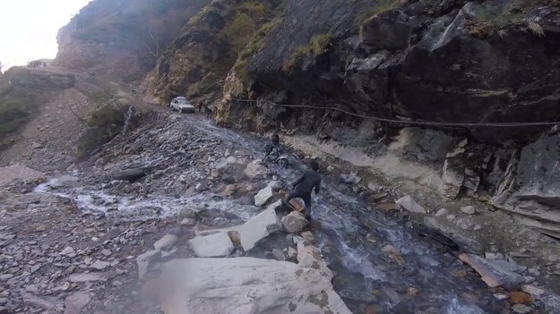Nagranie pokazuje kierowców zmagających się ze strumieniem wody podczas jazdy wyjątkowo stromą drogą w Nepalu. Koszmar!