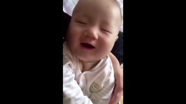 To półroczne dziecko uwielbia zasypiać  w ramionach taty. Radość widać na małej twarzyczce. Choć oczy ma zamknięte, uśmiech pojawia się cały czas. 