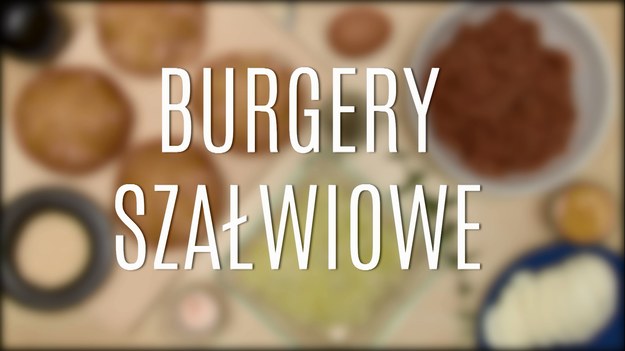 Przepis na szałwiowe burgery to doskonały sposób na odmianę naszego kanapkowego menu! Z delikatnego mięsa mielonego z karkówki przyrządzicie wyborne burgery, które wzbogacone o intensywną w smaku i zapachu szałwię, będą zachwycająco pyszne, a ich aromat przyciągnie każdego! Do tego odrobina mozzarelli, jajko, cebula, musztarda - i prawie gotowe. Tak przyrządzonych burgerów jeszcze nie jedliście!