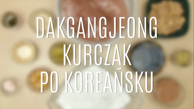 Dakgangjeong, czyli kurczak po koreańsku, to sposób na podanie zwykłego mięsa z kurczaka, które nie będzie smakowało tak, jak zwykle! Jeśli czujecie się znudzeni kolejną porcją smażonego kurczaka - w potrawce, zapiekance czy w formie drobiowych kotletów, spróbujcie przygotować wyjątkowe danie, które jest jednym ze sztandarowych przykładów kuchni koreańskiej. Odrobina syropu ryżowego, octu winnego i aromatycznych przypraw sprawi, że delikatne mięso z kurczaka stanie się wybornym daniem dla wszystkich!