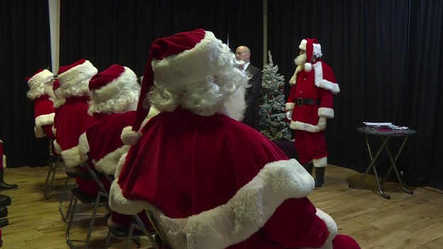Kandydaci na profesjonalnych Mikołajów idą do szkoły w Londynie. Przed świętami Bożego Narodzenia doskonalą zdolności i umiejętności pod okiem wytrawnych specjalistów.