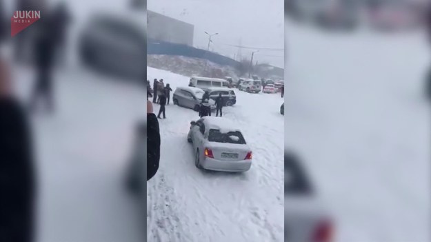 Zima znowu zaskoczyła kierowców. I to w Rosji. Zobaczcie, co się wydarzyło na jednym z osiedli! 
