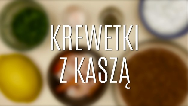 Przepis na krewetki z kaszą to doskonały sposób na przygotowanie sycącego, ciepłego obiadu, który znakomicie sprawdzi się również na lunch do pracy! Wyrazisty smak krewetek w połączeniu z gryczaną kaszą, a do tego trochę przypraw i zielona natka pietruszki - w kilka chwil wyczarujecie pyszne danie, które będzie również zdrowe, zaś sam smak zachwyci każdego! Zobaczcie nasz pomysł na ekspresowy obiad!