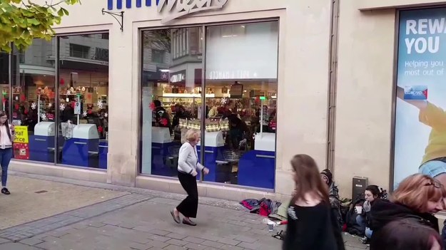 Urocza starsza pani nie mogła przejść obojętnie obok grającej na ulicy pary. Jej taniec podbija internet! Ludzie są zachwyceni. Zobaczcie koniecznie.