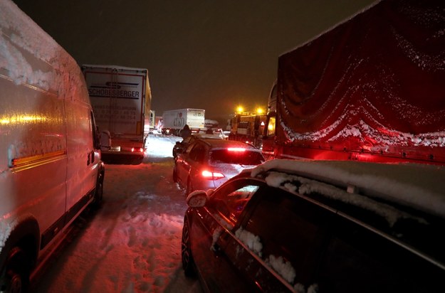Od kilku godzin autostrada A1, na odcinku Linz-St Poelten, w kierunku Wiednia jest nieprzejezdna, tysiące kierowców utknęło w samochodach od godziny około pierwszej w nocy.
