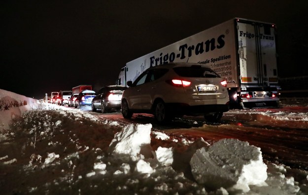 Od kilku godzin autostrada A1, na odcinku Linz-St Poelten, w kierunku Wiednia jest nieprzejezdna, tysiące kierowców utknęło w samochodach od godziny około pierwszej w nocy.