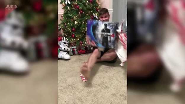 Mężczyzna był podekscytowany prezentem jaki otrzymał na święta. Otrzymał konsolę do gier. Jak widać kot nie podzielał jego radości i go zaatakował. 