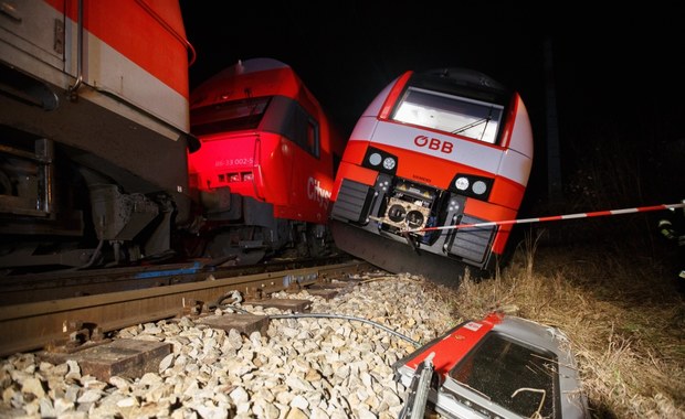 Austria: Zderzenie dwóch pociągów, kilkanaście osób rannych - Świat 17 osób zostało rannych w wyniku zderzenia dwóch pociągów, do którego doszło pod Wiedniem - podaje austriacki nadawca ORF. Na miejsce wysłano dwa helikoptery ratownicze.
