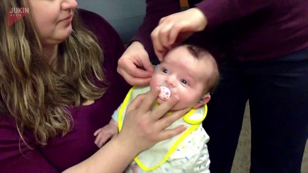 Ten chłopiec urodził się z ciężkim ubytkiem słuchu. Lekarze potrzebowali kilku miesięcy, aby dopasować dla niego aparat słuchowy. Nagranie ukazuje pierwszy raz kiedy został mu on ubrany. Jaka będzie reakcja malucha na głos matki? Zobaczcie sami.