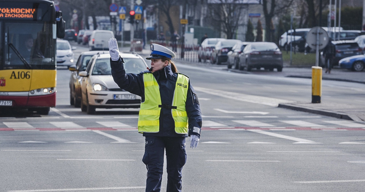 Uważaj Policjant kieruje ruchem Motoryzacja w INTERIA PL