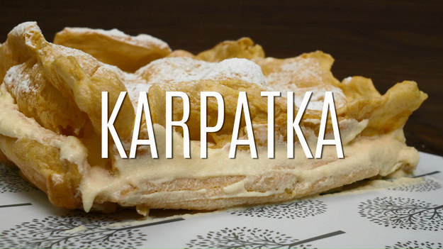 Karpatka to tradycyjny polski deser składający się z dwóch kawałków ciasta parzonego posypanych cukrem pudrem i masy budyniowej. Przygotowanie karpatki nie wymaga wiele czasu i umiejętności kulinarnych.