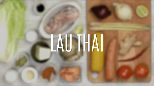Lau thai to pyszna tajska zupa z mnóstwem dodatków. Jej smak nigdy nam się nie znudzi! Lau thai jest niezwykle aromatyczne i treściwe. Doskonale nadaje się jako orientalny element w menu bankietowym. Wypróbuj nasz przepis na doskonałe Lau thai.