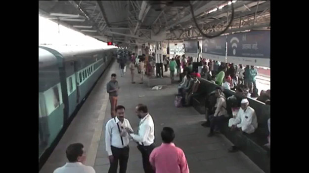 Oficer kolei indyjskiej uratował życie pasażera, który o mały włos wpadłby w lukę między peronem a pociągiem. Do zdarzenia doszło na stacji Kalyan w Bombaju.
