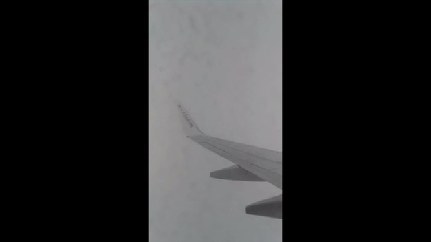 To był przerażający moment! Błyskawica uderzyła w skrzydło samolotu Ryanair, tuż po jego starcie z lotniska w Grenoble, we Francji. Film nagrał jeden z pasażerów, lecącego do Dublina, samolotu. Ryanair potwierdził incydent.