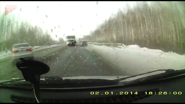 Kierowca jechał jedną z autostrad w Rosji kiedy zobaczył pędzącą śmieciarkę. Samochód przed nim, jak i on sam, szybko skręcili na przeciwne pasy unikając tragicznego wypadku. 
