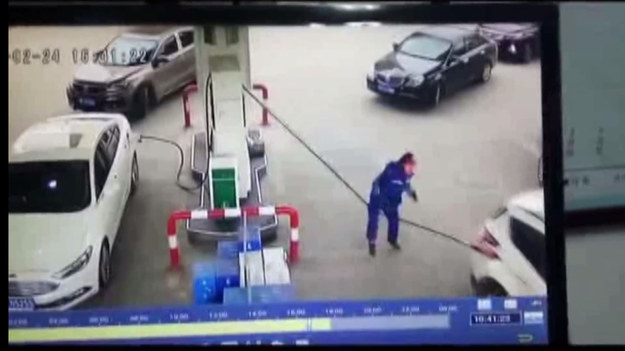 Praca na stacji benzynowej może być bardzo niebezpieczna. Szczególnie, gdy przyjeżdża początkujący kierowca i trzeba mu zatankować auto.