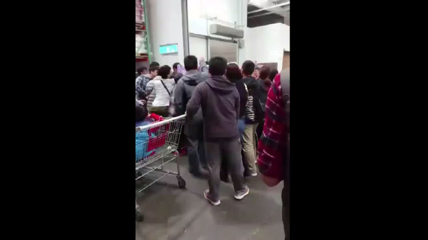 Konsumenci kupują papier toaletowy w supermarkecie na Tajwanie przed planowaną podwyżką cen. Na nagraniu widać, że ludzie nie przebierają w środkach, żeby zdobyć upragniony produkt. A półki zaczynają świecić pustkami...
