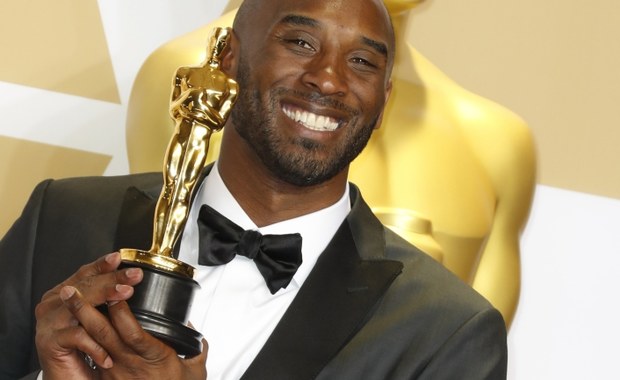 Koszykarz Kobe Bryant wyróżniony Oscarem - Raport: Oscary 2018 Znakomity koszykarz zawodowej ligi NBA Kobe Bryant przeszedł do historii światowej kinematografii. Jego obraz "Dear Basketball" otrzymał w Los Angeles Oscara w kategorii najlepszy krótkometrażowy film animowany.
