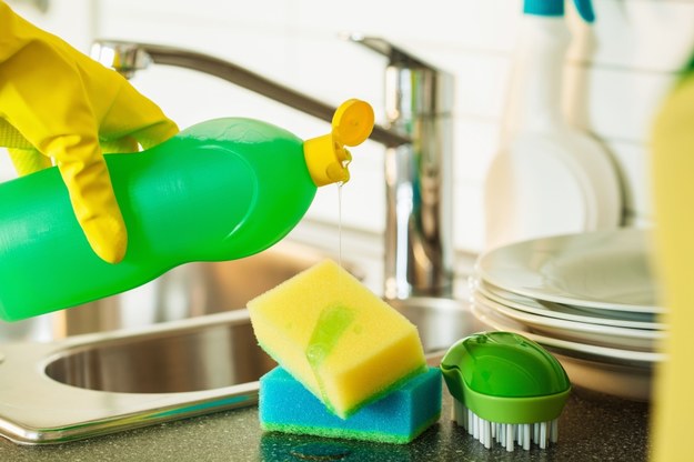 Największe wylęgarnie groźnych dla zdrowia bakterii w domu to wcale nie toalety. Badania wykazują, że znajduje się na nich stosunkowo mało drobnoustrojów. Dzieje się tak dlatego, że podczas sprzątania szczególnie dbamy o czystość sprzętów w łazience.  A gdzie znajduje się najliczniejsza armia mikroskopijnych wrogów?