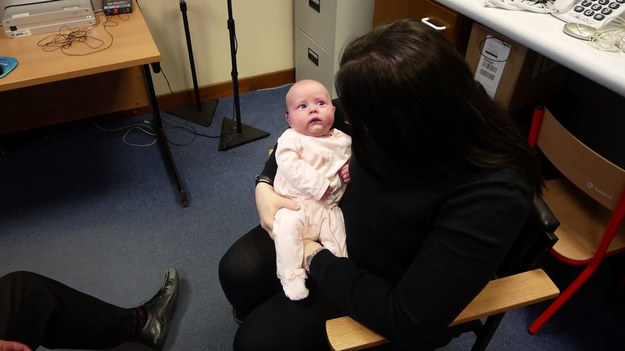 Ta urocza malutka dziewczynka urodziła się z wadą słuchu. Na nagraniu widać moment, gdy lekarz zakłada małej aparat słuchowy, dzięki któremu niemowlę po raz pierwszy usłyszało głos matki. Wzruszający moment.