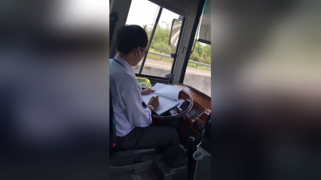 Na tym szokującym nagraniu widać, jak kierowca autobusu pisze na kartkach, które trzyma na kierownicy. I nie byłoby w tym nic strasznego, gdyby nie fakt, że autobus jechał, a w środku znajdowało się dwudziestu pasażerów. Podobno chcieli zatrzymać kierowcę, ale ten ich nie słuchał...