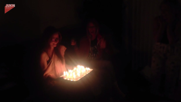 Te urodziny zapamięta na długo. Koleżanki postanowiły przygotować dziewczynie tort wraz ze świeczkami, które miała zdmuchnąć. Kiedy tylko pochyliła się nad nimi... Nie uwierzycie.