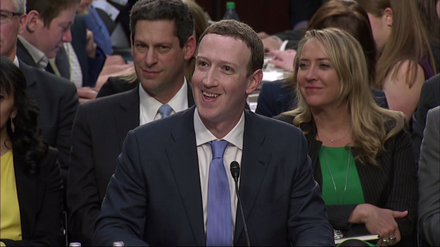 Zuckerberg składa zeznania przed komisjami sądownictwa i handlu Senatu USA. Przesłuchanie rozpoczęło się we wtorek i potrwa do środy. Jego celem jest ustalenie, w jaki sposób dane milionów użytkowników Facebooka mogły znaleźć się w rękach firmy doradczej Cambridge Analytica.