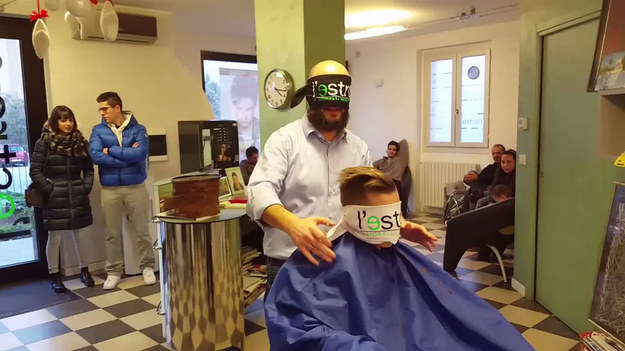 Poznajcie włoskiego fryzjera, który... ścina włosy z zawiązanymi oczami. Efektów do końca nie widzi także klient. Może  to i lepiej...