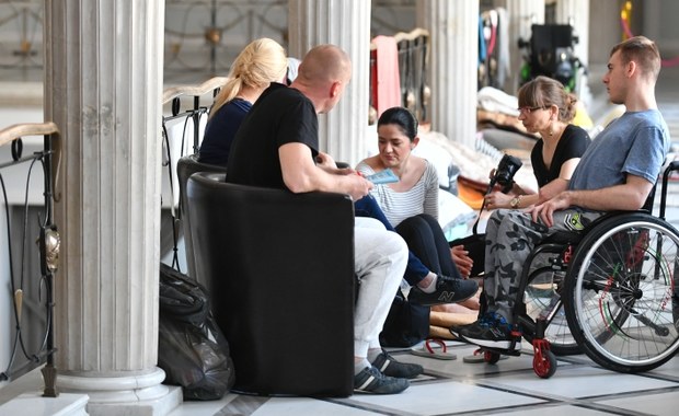Znalezione obrazy dla zapytania protest niepeÅnosprawnych